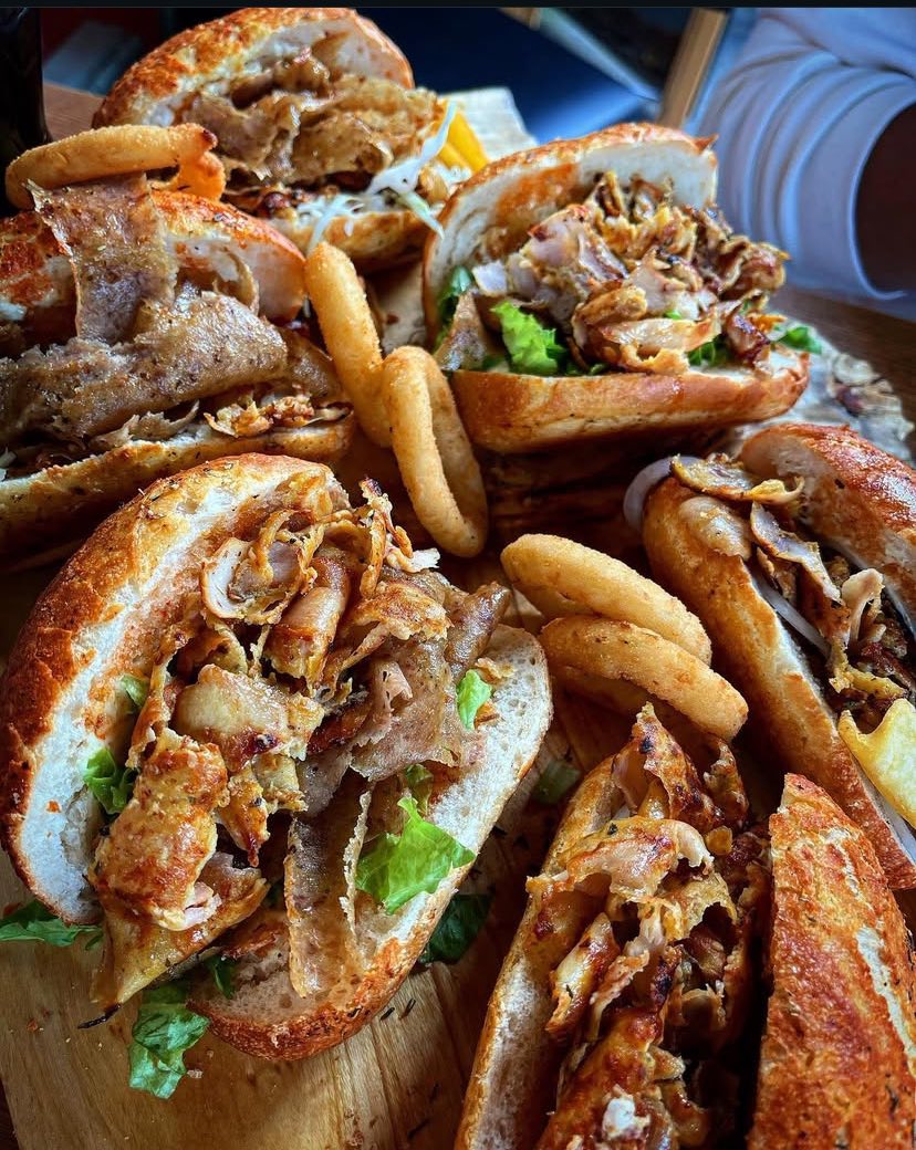 Svježi doner kebab na tanjiru — Donerhana Tuzla